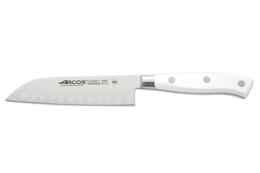 coltello santoku forgiato Riviera White Arcos con lama con fossetteda 14 cm in acciaio NITRUM®.