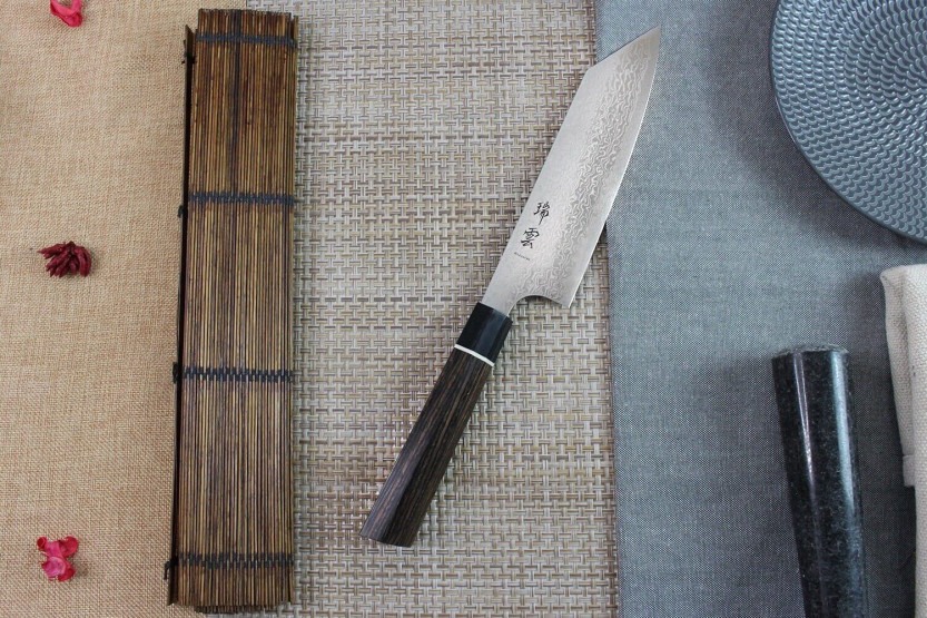 Kanetsugu Zuiun 18 cm stål SPG2 damaskus japansk santoku-kniv