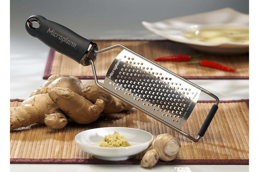 Microplane Gourmet grattugia a grana grossa con impugnatura nera