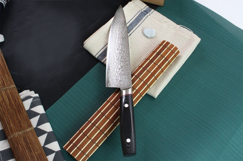 Kanetsugu Saiun japansk kokkekniv 23 cm damaskus 65 lag