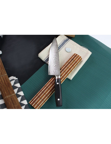 Kanetsugu Saiun japanilainen kokkiveitsi 23cm damascusveitsi 65 kerrosta