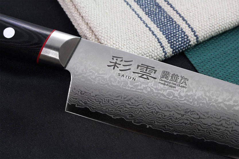 Kanetsugu Saiun 17cm 65 lager damaskus japansk santokukniv