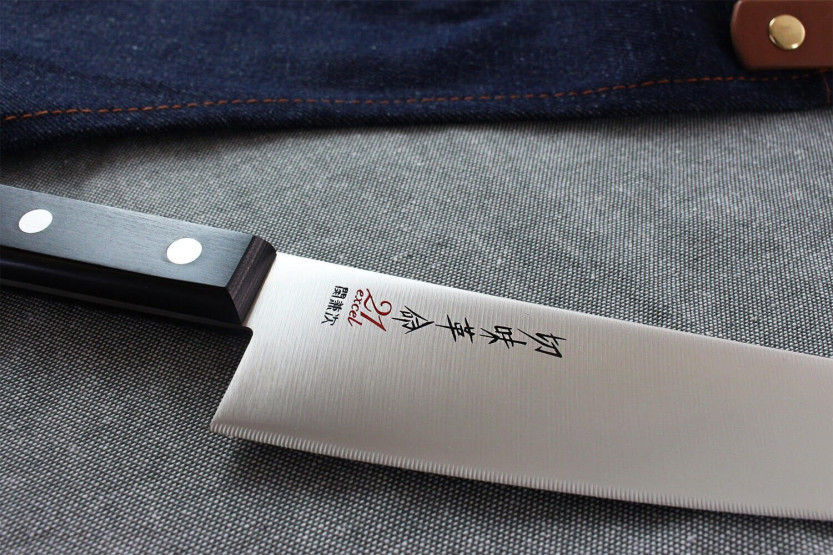 Kanetsugu Rev 21 japansk kokkekniv 18 cm med mikrotakket blad