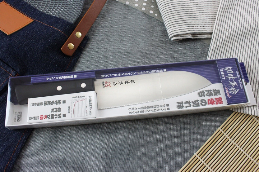 Kanetsugu Rev 21 japansk santokukniv 17 cm med mikrosaget blad