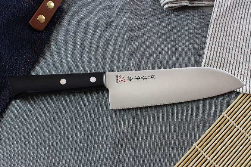 Kanetsugu Rev 21 japanilainen santoku veitsi 17cm mikro hammastettu terä