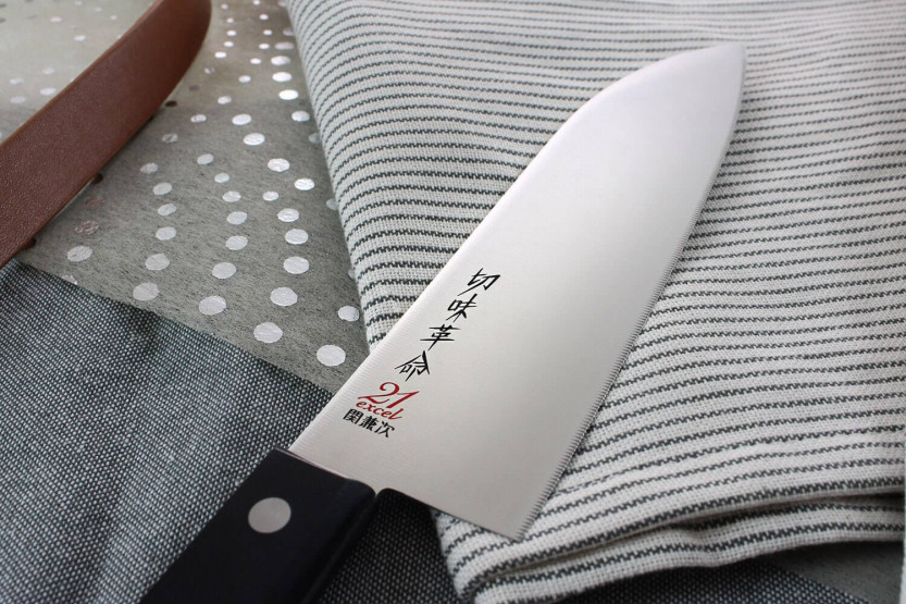 Kanetsugu Rev 21 japansk santokukniv 17 cm med mikrotakket blad