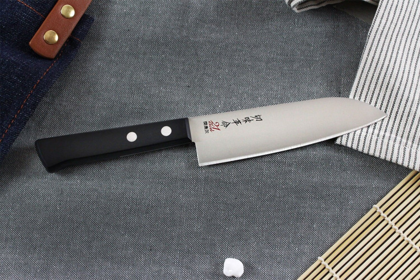 Kanetsugu Rev 21 japansk santokukniv 13,5 cm med mikrosagtannet blad