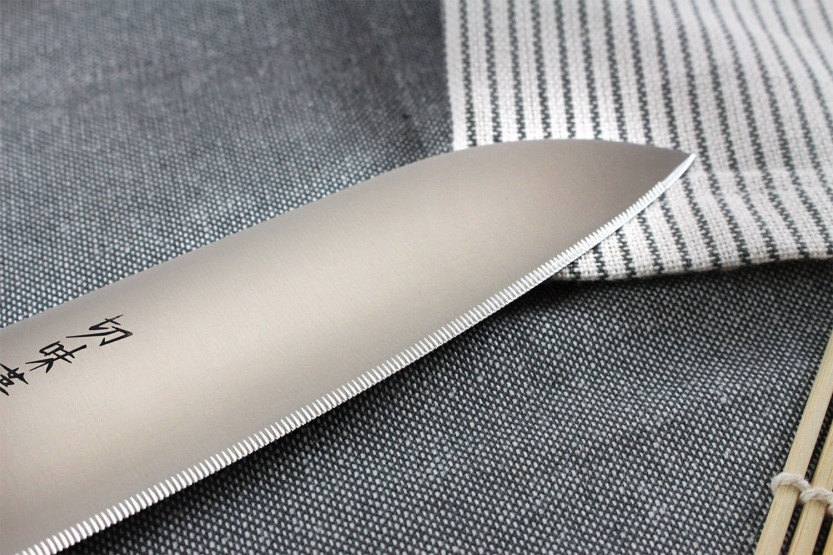 Kanetsugu Rev 21 Cuchillo santoku japonés 13.5cm hoja microdentada