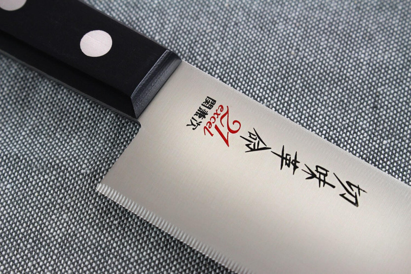 Kanetsugu Rev 21 japansk santokukniv 13,5 cm med mikrotakket blad