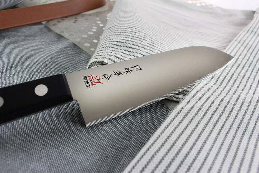 Kanetsugu Rev 21 japansk santokukniv 13,5 cm med mikrotakket blad
