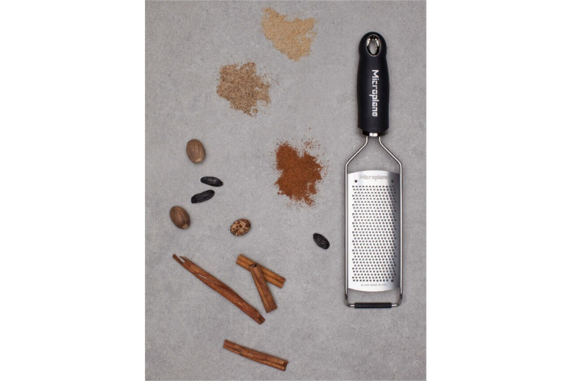Microplane Gourmet feine Körnung Reibe schwarzer Griff