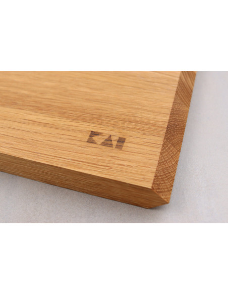 Laatikkosetti 1 Kai Shun Classic 18cm santoku veitsi + 1 ilmainen KAI puinen lauta