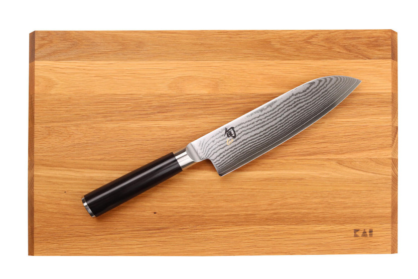 Set in doos 1 Kai Shun Classic 18cm santoku mes + 1 gratis KAI houten plank