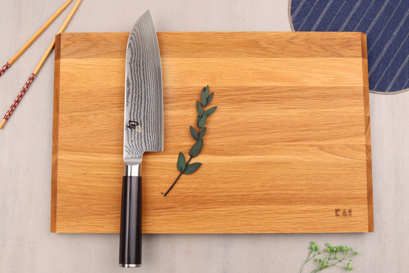 Conjunto de caixa 1 faca santoku Kai Shun Classic de 18 cm + 1 tábua de madeira KAI gratuita