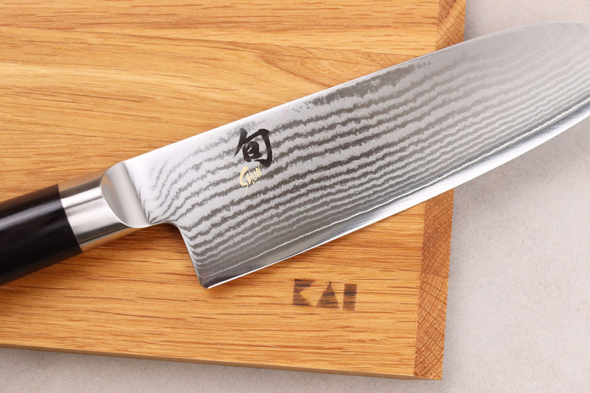 Laatikkosetti 1 Kai Shun Classic 18cm santoku veitsi + 1 ilmainen KAI puinen lauta