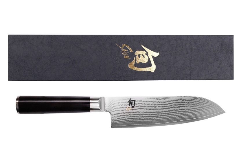 Set in doos 1 Kai Shun Classic 18cm santoku mes + 1 gratis KAI houten plank