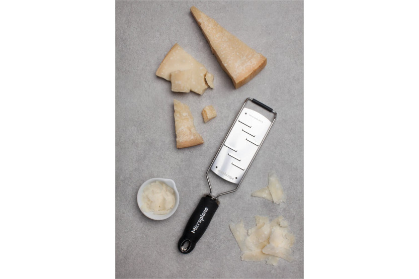 Raspadeira de corte largo Microplane Gourmet com cabo preto