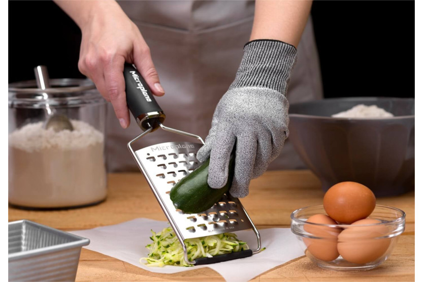 Microplane Gourmet ekstra grovt rivjern med svart håndtak