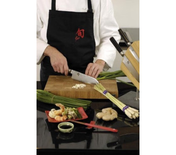 Delantal de cocina negro ajustable KAI SHUN logo bordado en rojo 2