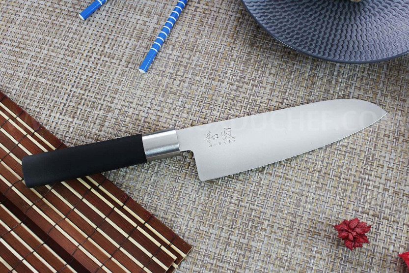KAI Wasabi Musta Japanilainen santoku veitsi 16.5cm terä