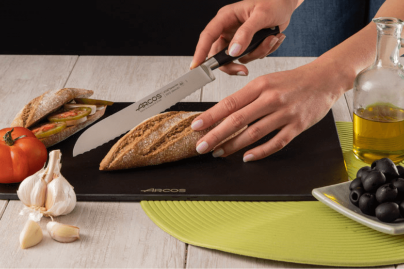 Arcos Riviera taottu leipäveitsi 20cm sahalaitainen terä