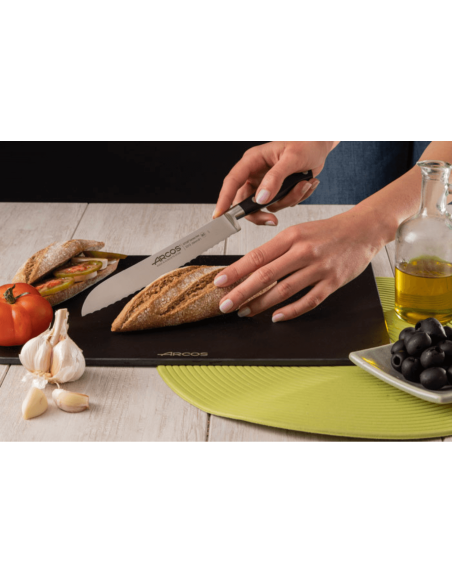 Arcos Riviera smedet brødkniv 20 cm med savtakket blad