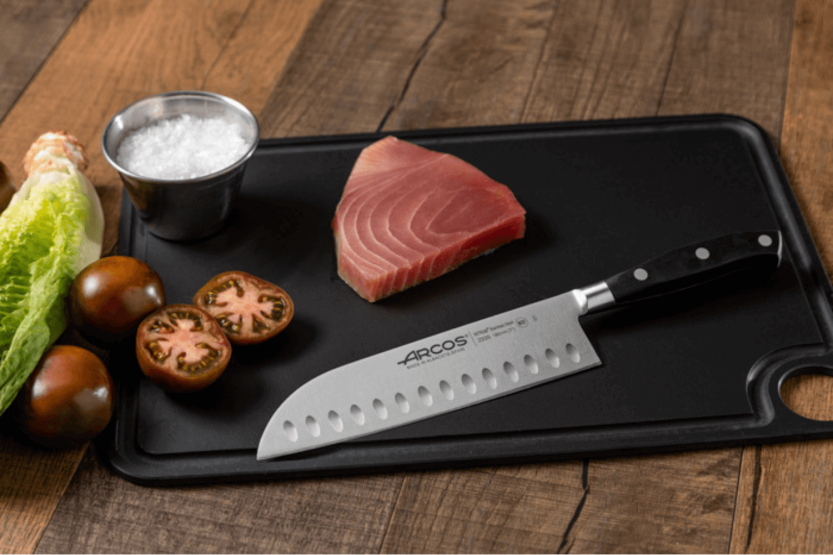 Arcos Riviera santokukukniv smidd santokukniv 18 cm med granton-eggblad