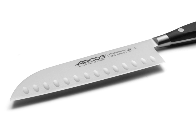 Arcos Riviera santokuveitsi takottu santokuveitsi 18cm, jossa on granton-teräterä
