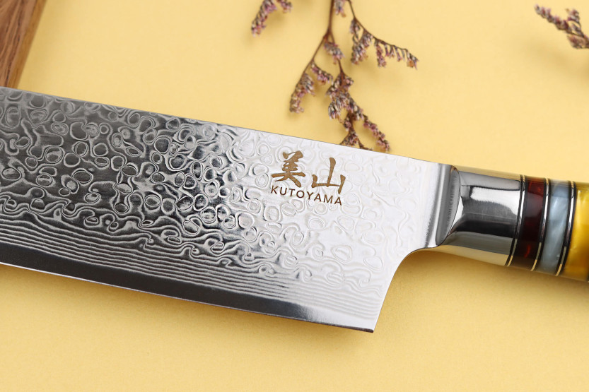 Kutoyama 24 cm Kiritsuke-kniv med pakkahåndtak og akrylringer