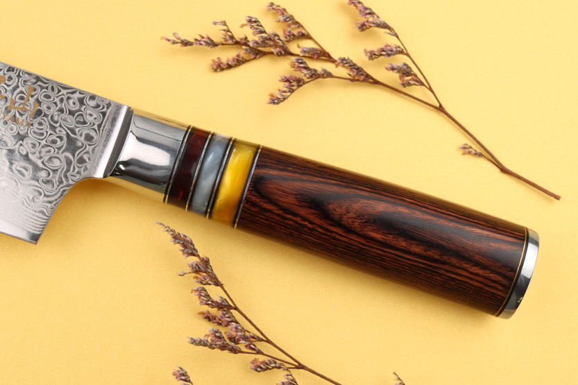 Kutoyama 24 cm Kiritsuke-kniv med pakkahandtag och akrylringar