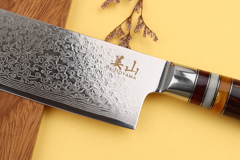coltello nakiri Kutoyama in damasco da 17 cm con manico in pakka e anelli in acrilico