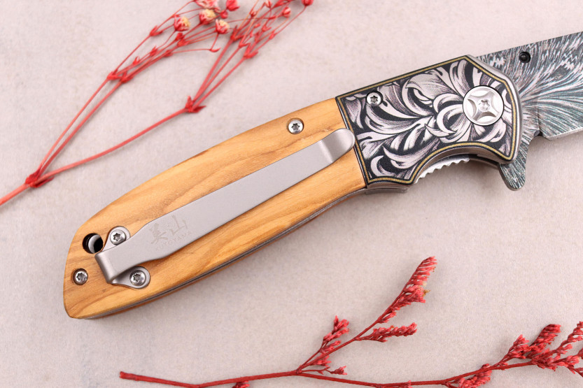 Kutoyama 9.5cm feather effect folding knife olive wood handle