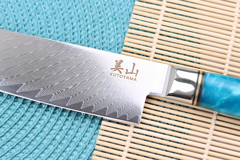 Cuchillo santoku de damasco Kutoyama de 17 cm con mango de resina azul