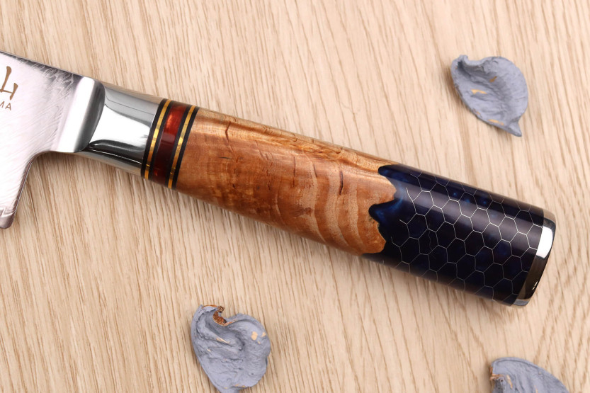 17 cm Kutoyama damaskus santokukniv med honungskakeskaft