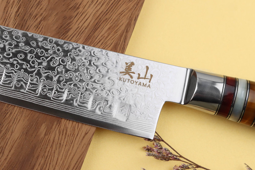 Kutoyama 17cm met granton rand santoku mes met pakka handvat en acryl ringen