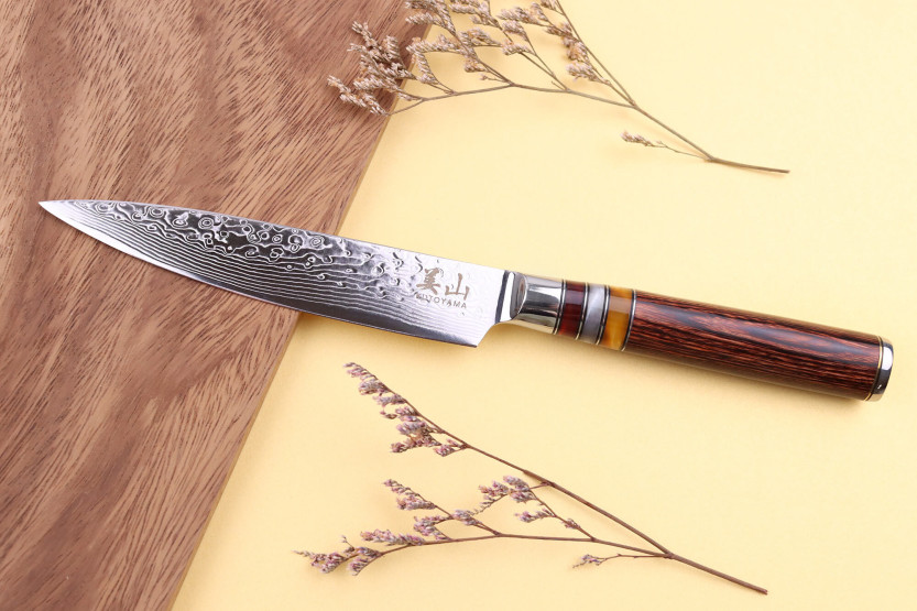 cuchillo universal de damasco Kutoyama de 13 cm con mango de pakka y anillas acrílicas