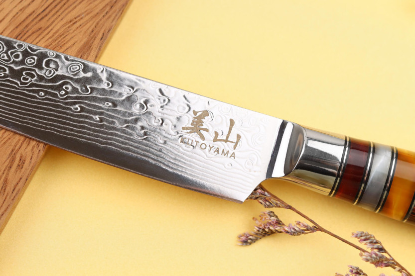13cm Kutoyama damascus Universal veitsi pakka kahvalla ja akryyli renkailla.