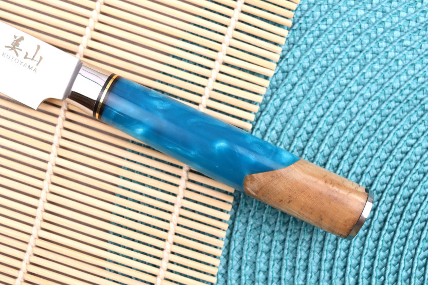Set bestehend aus 3 Kutoyama Damastmessern mit Griffen aus blauem Kunstharz Kochmesser + Universalmesser + Officemesser