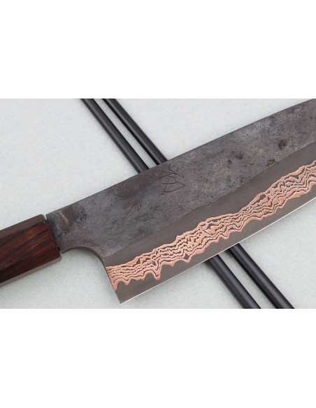 18cm Hatsukokoro Yorokobi Kurouchi Damaskus santokukniv, japansk handgjord