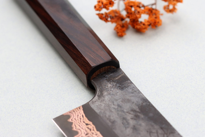 18cm Hatsukokoro Yorokobi Kurouchi Damaskus santokukniv, japansk handgjord