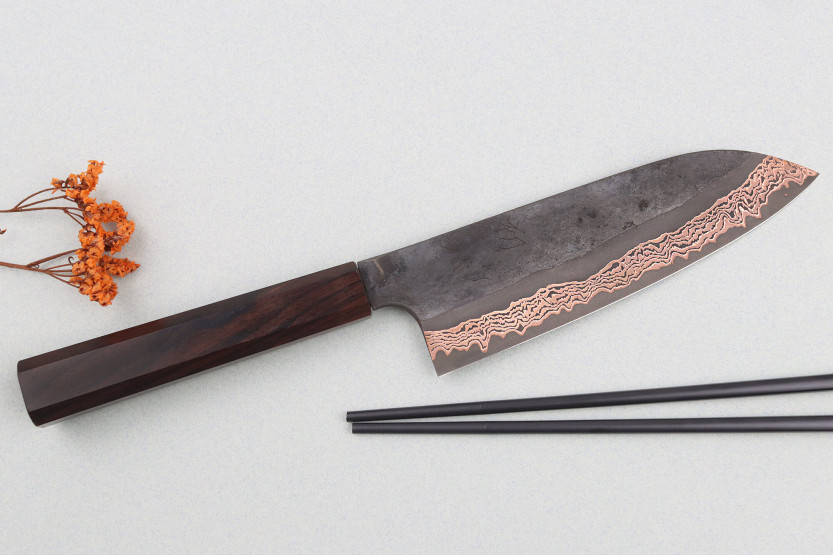 18cm Hatsukokoro Yorokobi Kurouchi Damaskus santokukniv, japansk handgjord
