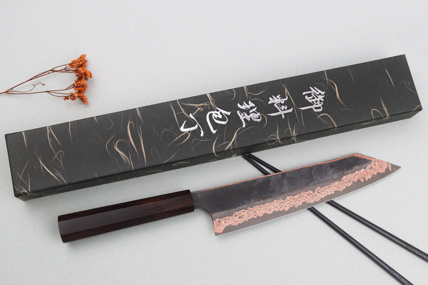 Hatsukokoro Yorokobi Kurouchi Damasco cuchillo kiritsuke, 24cm hecho a mano en Japón