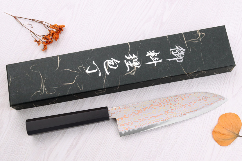 Faca santoku de 18cm Hatsukokoro Hayabusa Rainbow Damascus artesanal japonesa