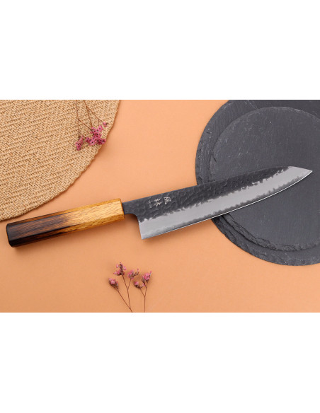 21cm japanilainen kokkiveitsi Yuzo Black AS poltettu tammi 21cm japanilainen kokkiveitsi Yuzo Black AS poltettu tammi