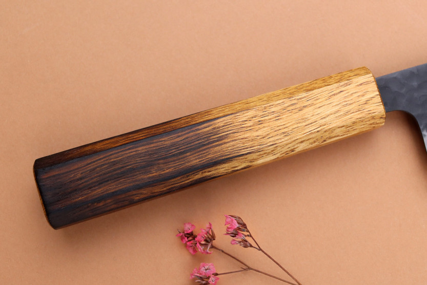 21cm japanilainen kokkiveitsi Yuzo Black AS poltettu tammi 21cm japanilainen kokkiveitsi Yuzo Black AS poltettu tammi
