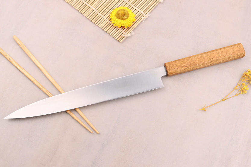 Tsunehisa AUS-8 27 cm japansk yanagibakniv med håndtak av eik