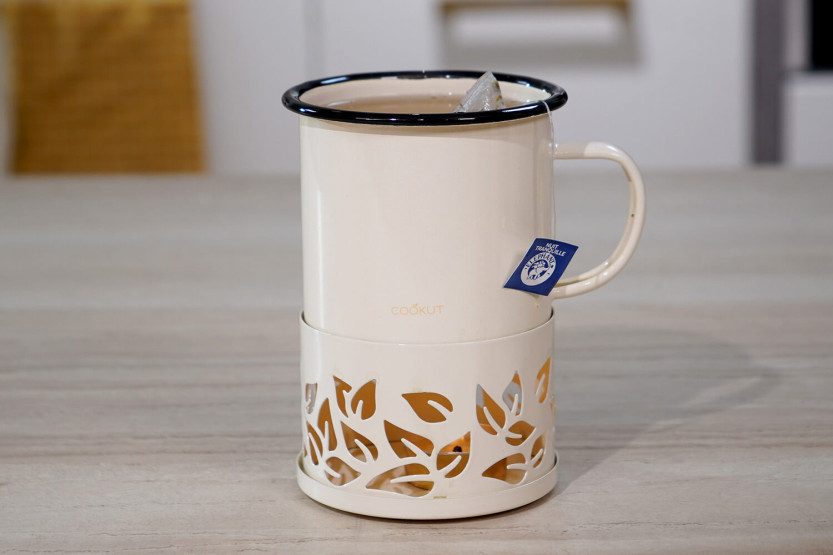 Cookut Sixtea tekrus med hvitt stearinlys