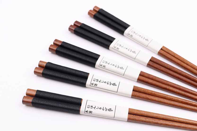Set med 5 par Kutoyama ätpinnar i trä 23 cm