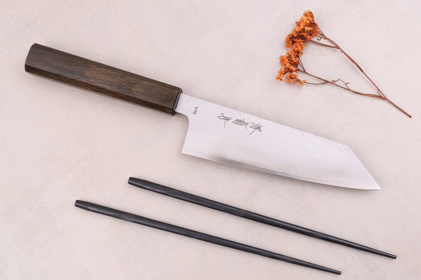 Sakai Kikumori TS10 16,5cm cuchillo bunka roble negro, japonés hecho a mano