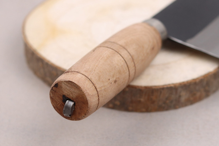 Faca ko-bunka CCK Kurouchi 15cm em aço carbono com cabo de madeira